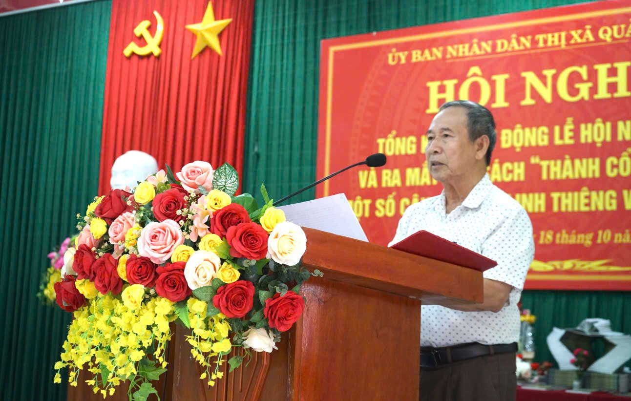 Ông Hồ Thanh Thoan - Phó Chủ tịch Hội Văn học Nghệ thuật tỉnh Quảng Trị chia sẻ về tập sách - Ảnh: C.N